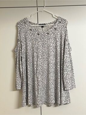 Lily Morgan Woman’s Black  and White Splat Print  Cold Shoulder Top. Size 1X